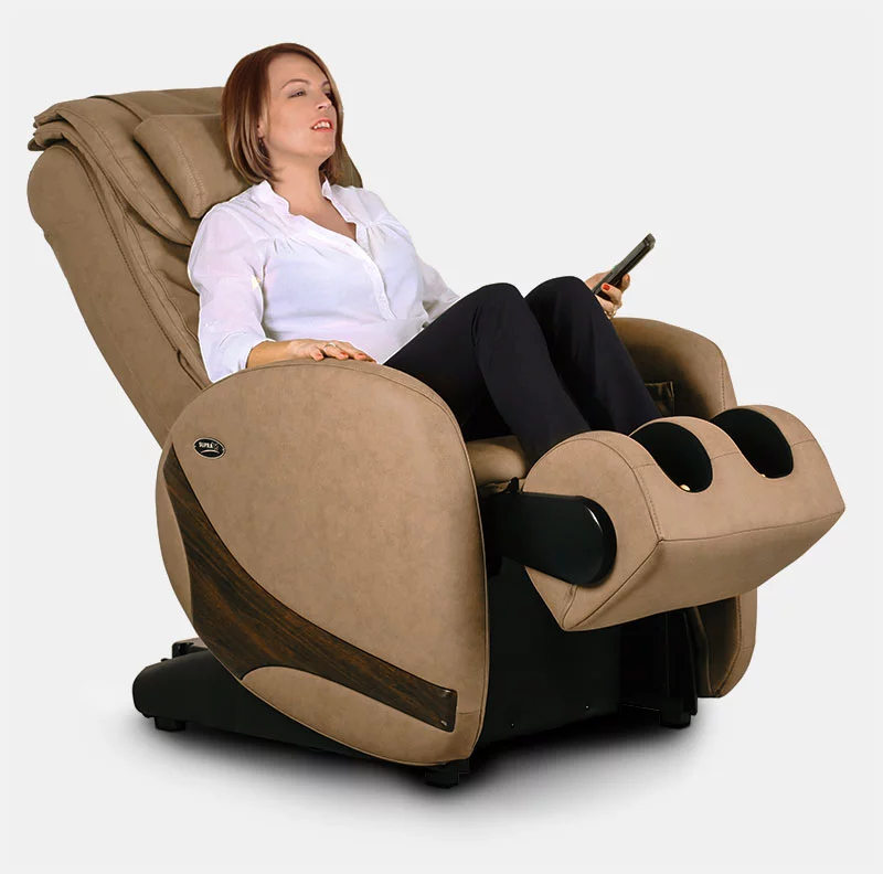 Femme qui se fait masser sur un fauteuil de massage Kin Relax