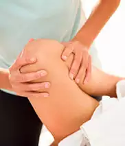 Massage thaïlandais avec un étirement de la jambe
