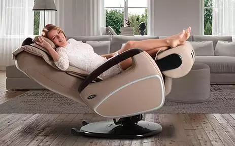 Femme dans un fauteuil massant dans un salon