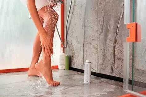 Jambes de femme sous la douche
