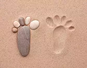 Emprunte de pieds dans le sable