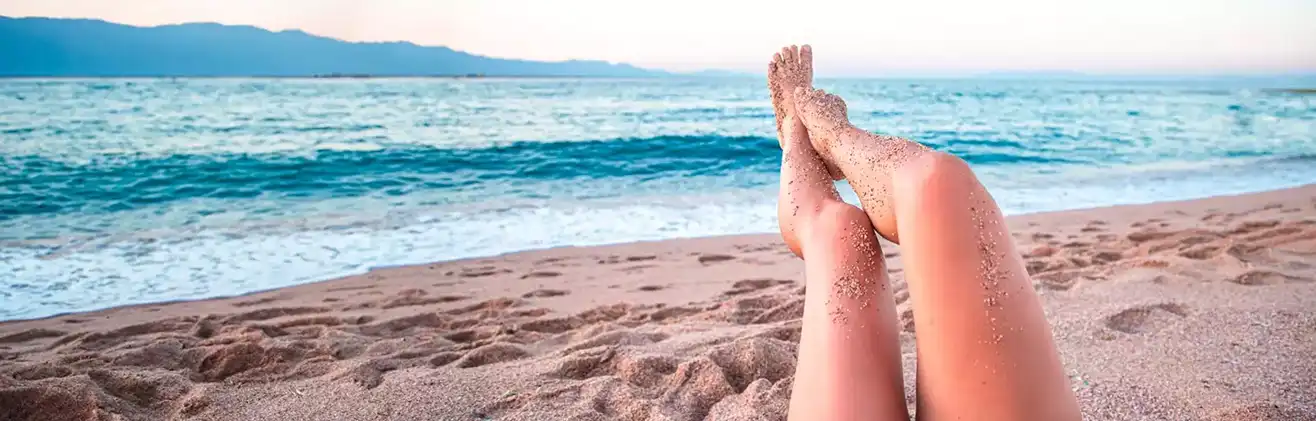 Jambes de femme sur la plage