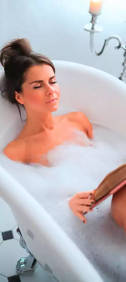 Femme lisant dans une baignoire