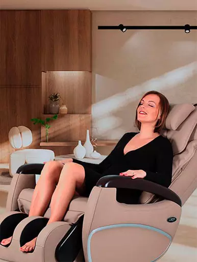 Femme assise dans un fauteuil de massage Easy Mass