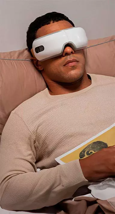 Homme se relaxant avec des lunettes de massage