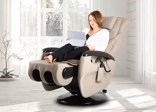 Femme avec un ordinateur portable assise sur un fauteuil massant easy mass