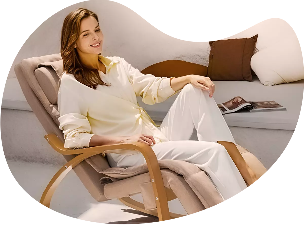 femme souriante sur le rocking chair Youki