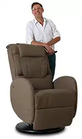 Homme debout dérière un fauteuil de massage Relax Home