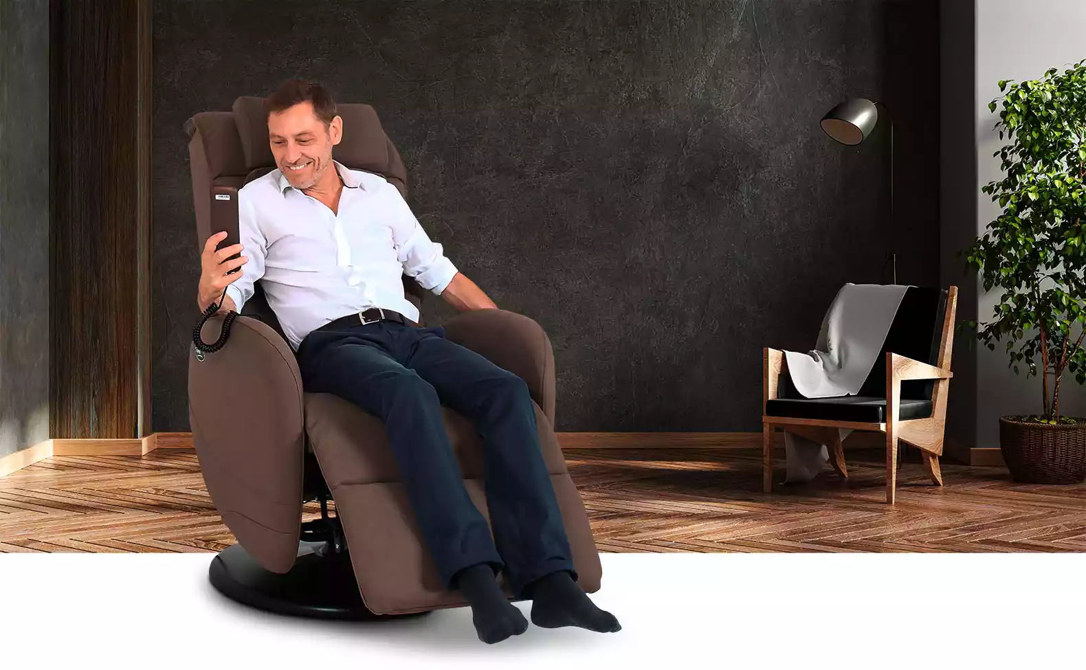 homme assis dans un fauteuil de massage relax home