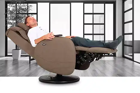 Homme allongé dans un fauteuil de massage Relax Home