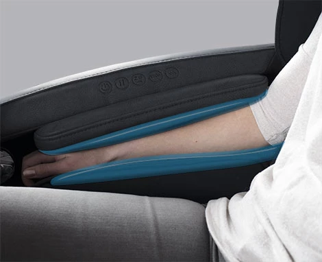 Massage par air d'un bras sur un fauteuil massant Evasion 3D