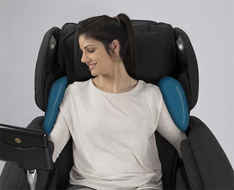 Massage par air des épaules sur un fauteuil massant Evasion 3D