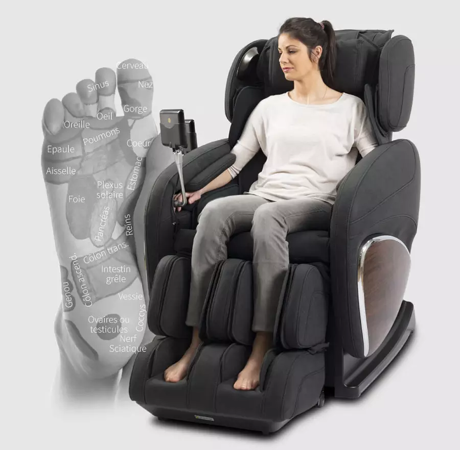 Femme se faisant masser les pieds avec le fauteuil de massage Evasion 3D